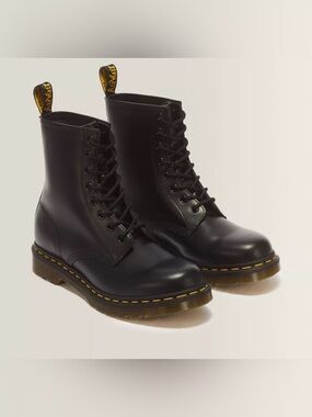 NWT Dr. Martens Unisex-Adult 1460 Smooth Leather Lace Up Boots